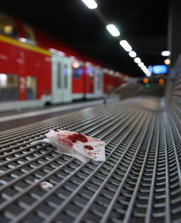 Blutverschmiertes Verbandsmaterial liegt auf einer Sitzbank im Düsseldorfer Hauptbahnhof.