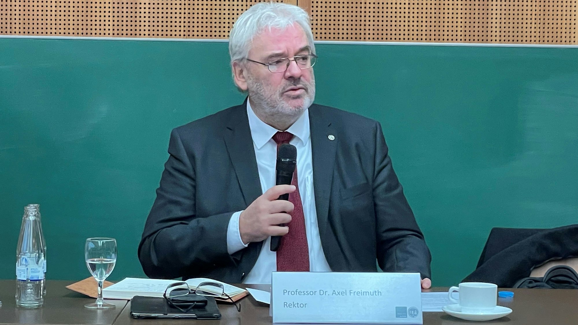 Professor Dr. Axel Freimuth spricht bei einer Pressekonferenz.