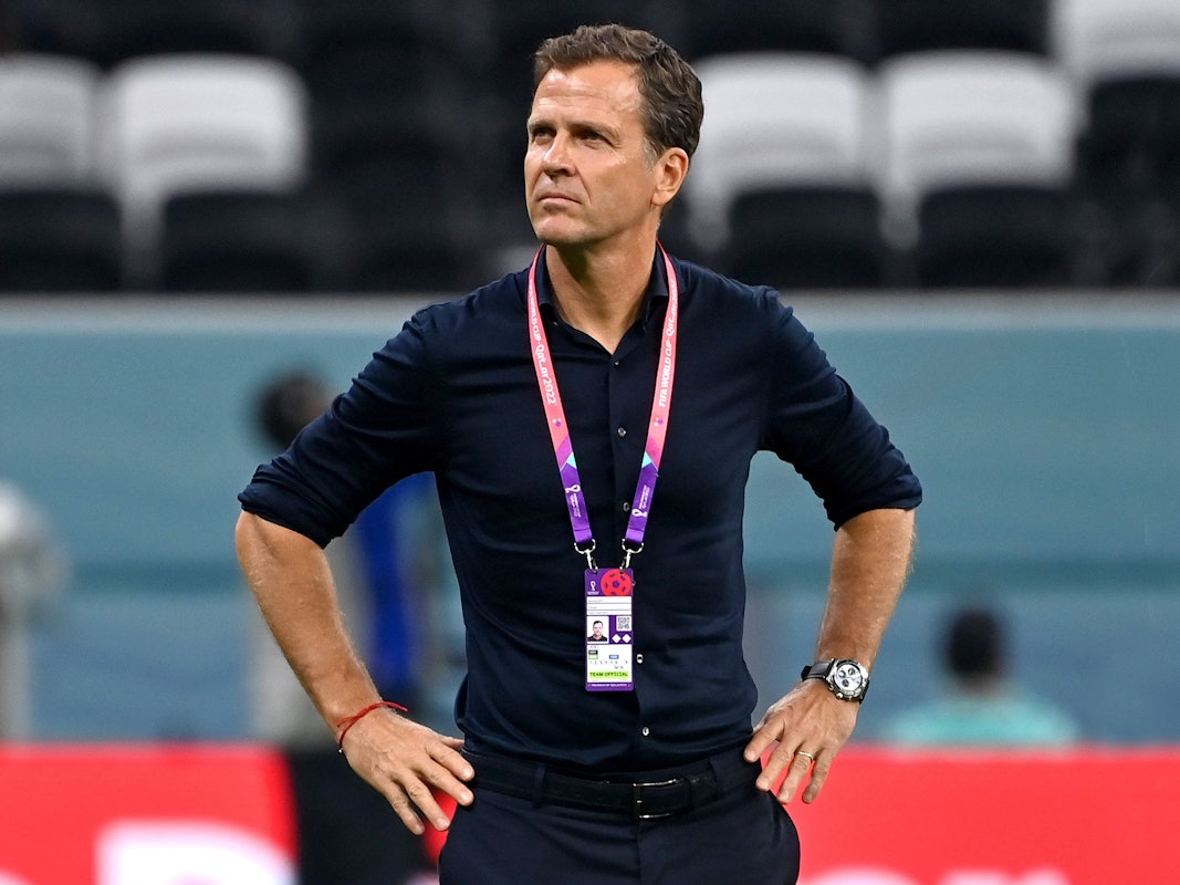 Ex-DFB-Manager Oliver Bierhoff stemmt enttäuscht seine Hände in die Hüfte.