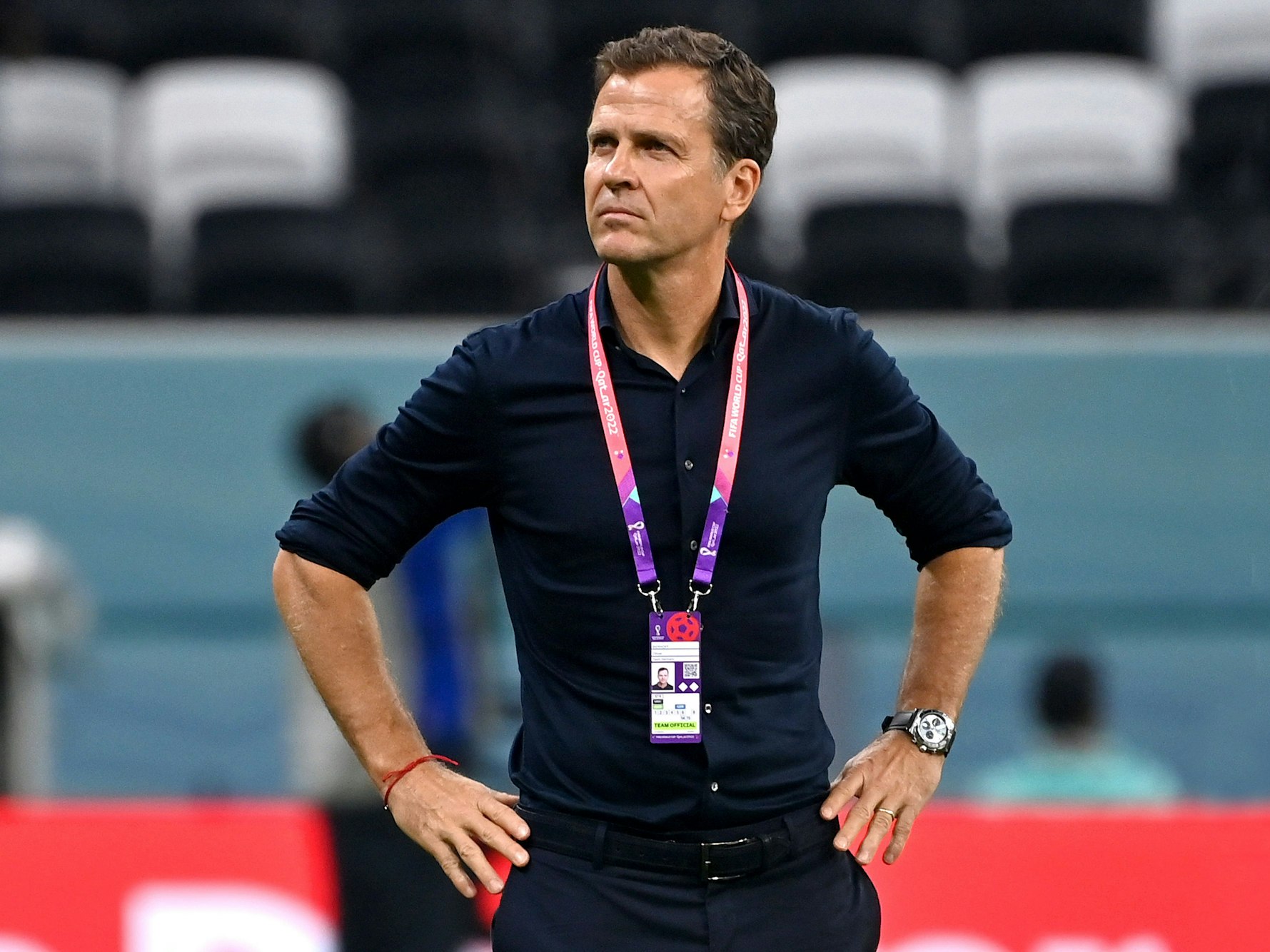 Ex-DFB-Manager Oliver Bierhoff stemmt enttäuscht seine Hände in die Hüfte.