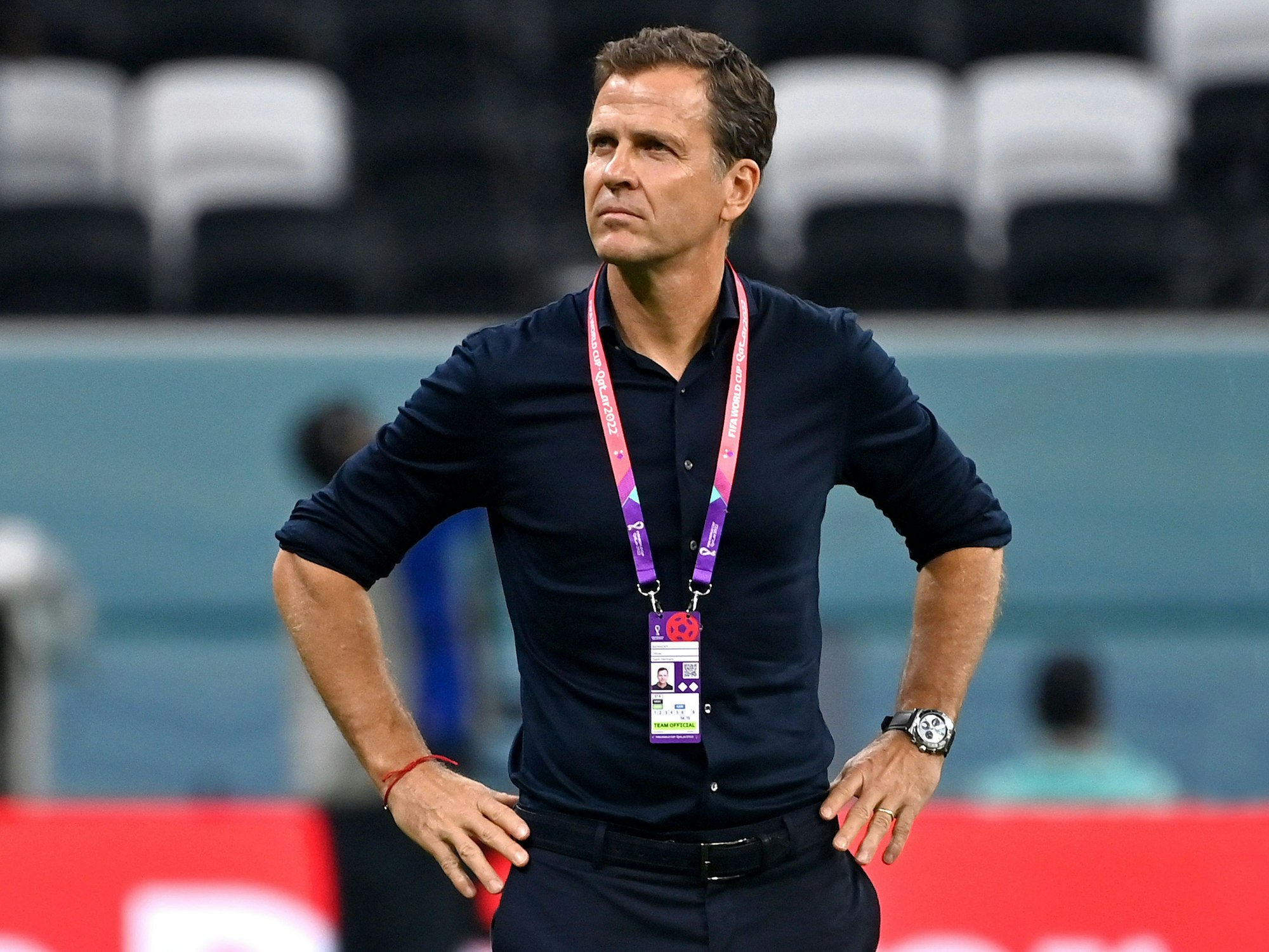 Ex-DFB-Manager Oliver Bierhoff stemmt enttäuscht seine Hände in die Hüfte.