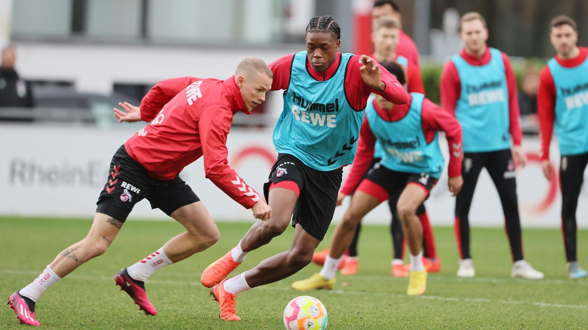 Elias Bakatukanda versucht, Ondrej Duda im Training des 1. FC Köln zu stoppen.