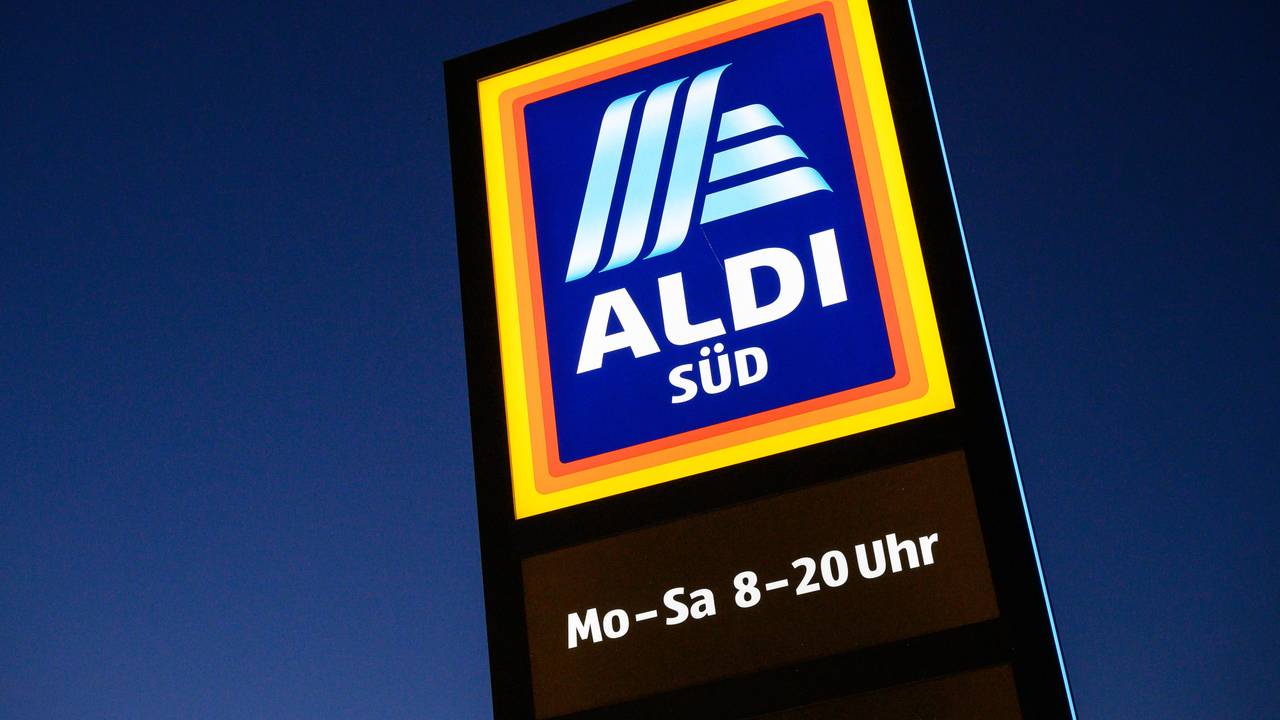 Ein Schild des Discounters Aldi Süd leuchtet.