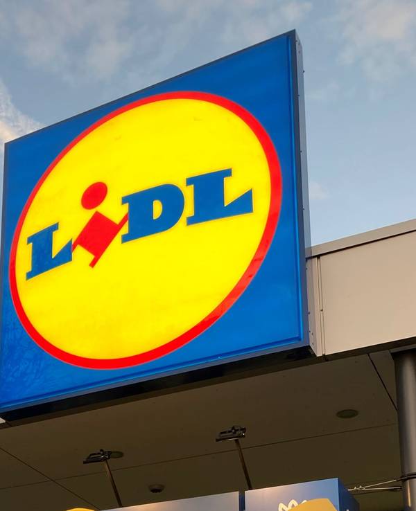 Das Lidl-Logo über einem Supermarkt.