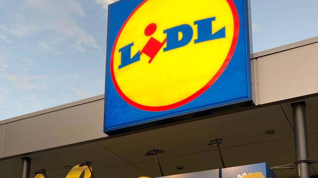 Das Lidl-Logo über einem Supermarkt.