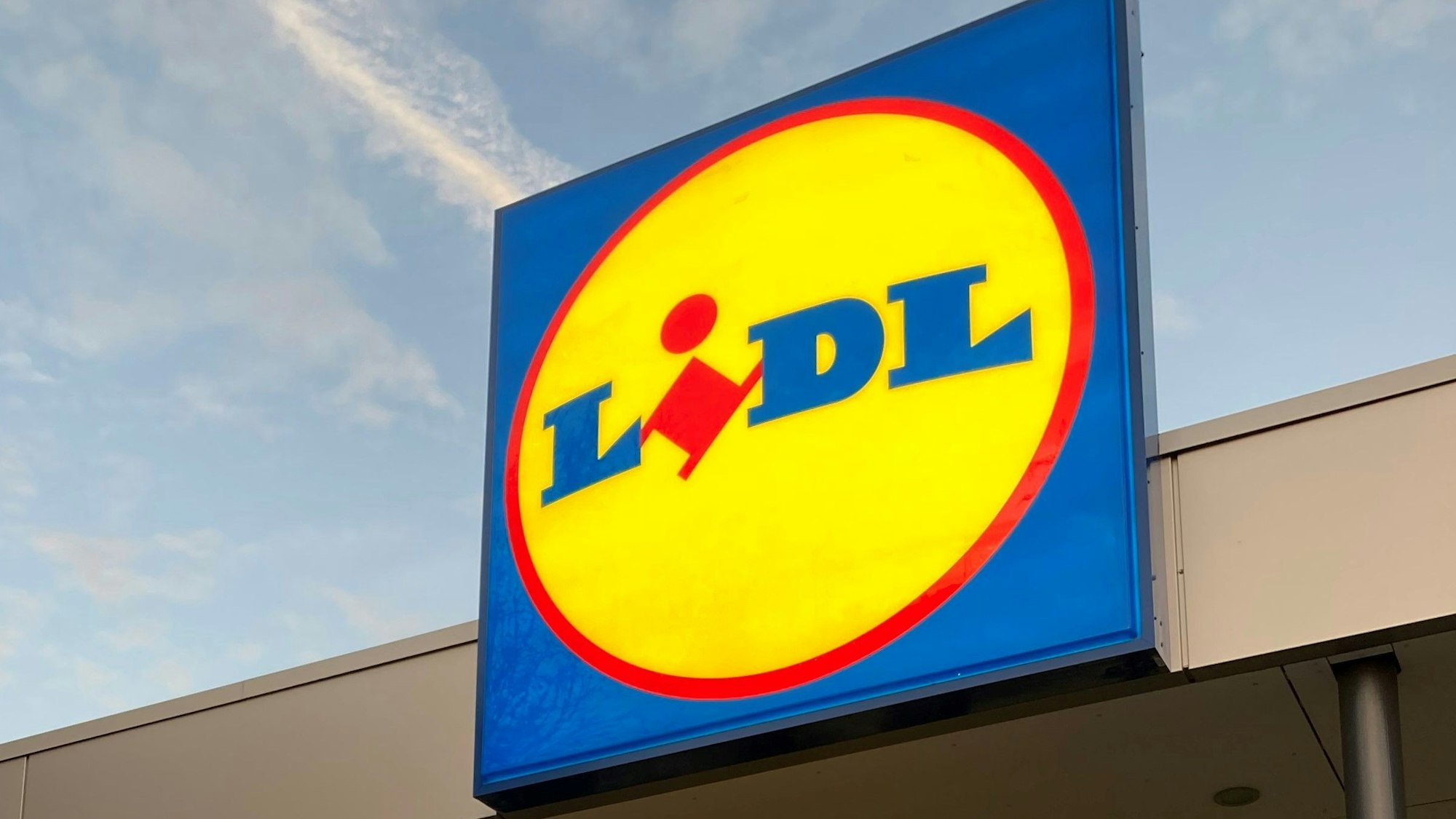Das Logo der Discounter-Kette Lidl ist zu sehen.