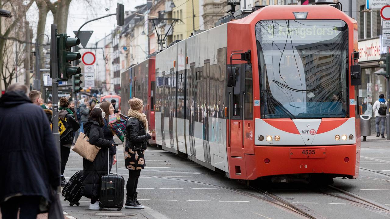 KVB-Linie 9 im Betrieb in der Innenstadt.