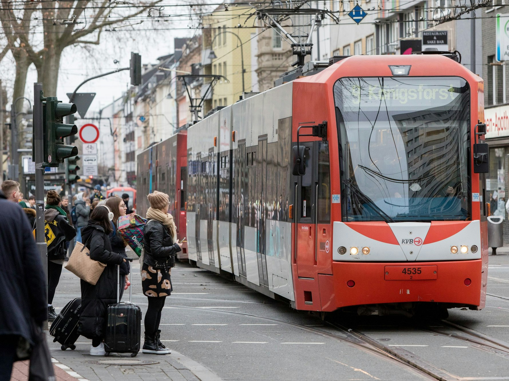 Die KVB-Linie 9 fährt über die Jahnstraße, nahe der Haltestelle Zülpicher Platz.