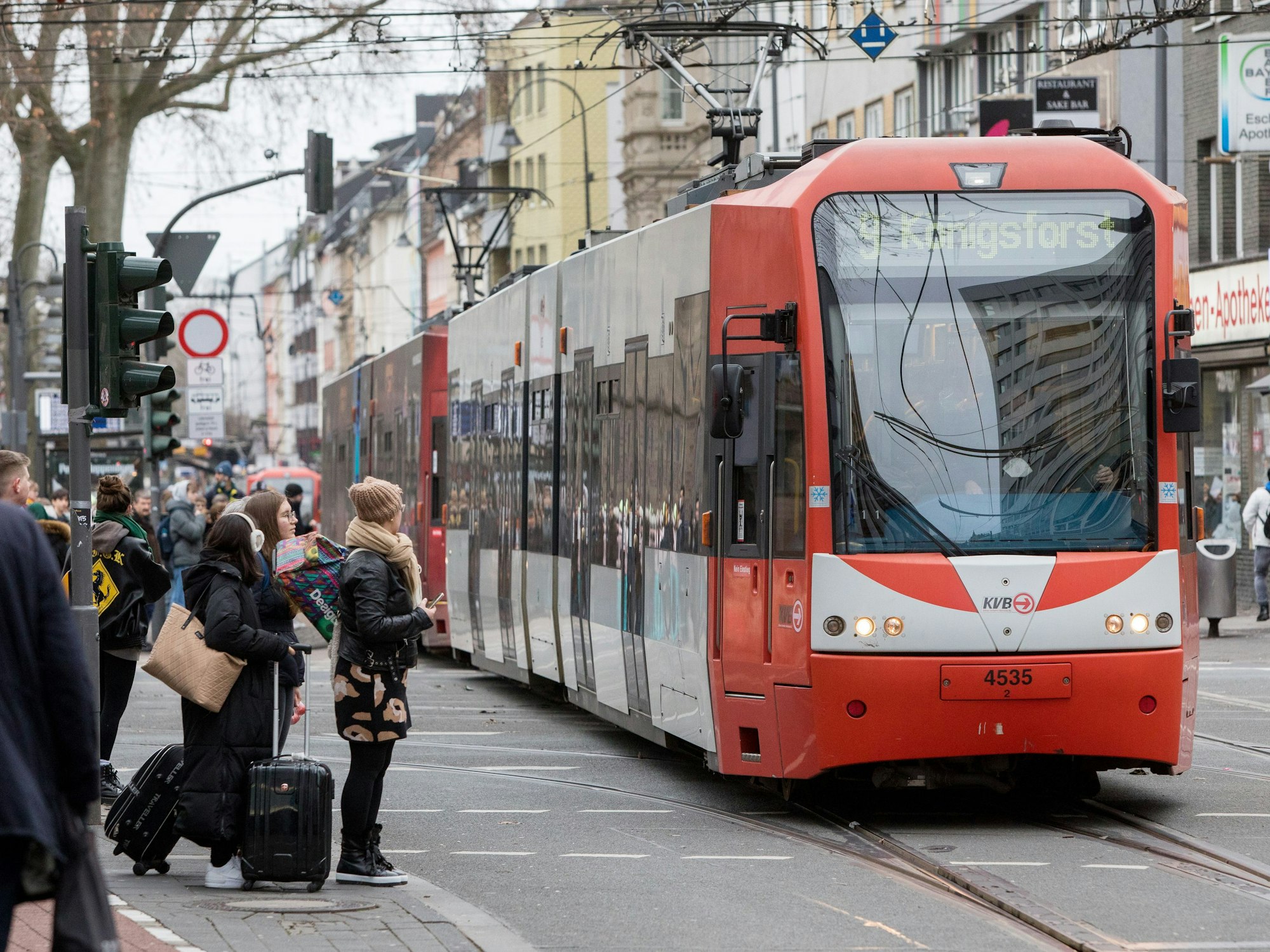 Eine Bahn der Linie 9 am Zülpicher Platz in Köln.