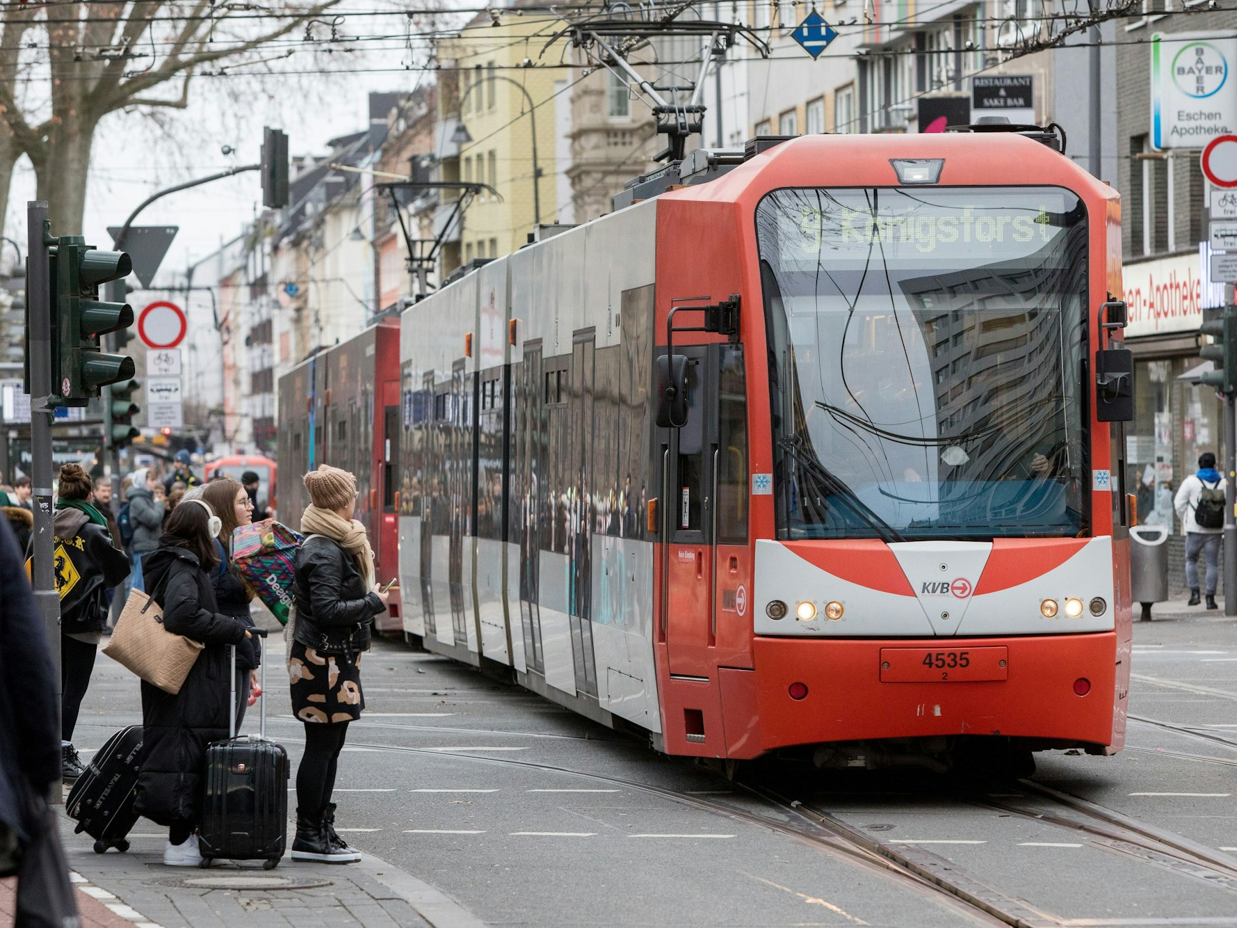 Die Linie 9 fährt über die Jahnstraße, nahe der Haltestelle Zülpicher Platz.