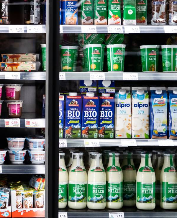 Milchprodukte von verschiedenen Herstellern stehen in einem Supermarktregal.