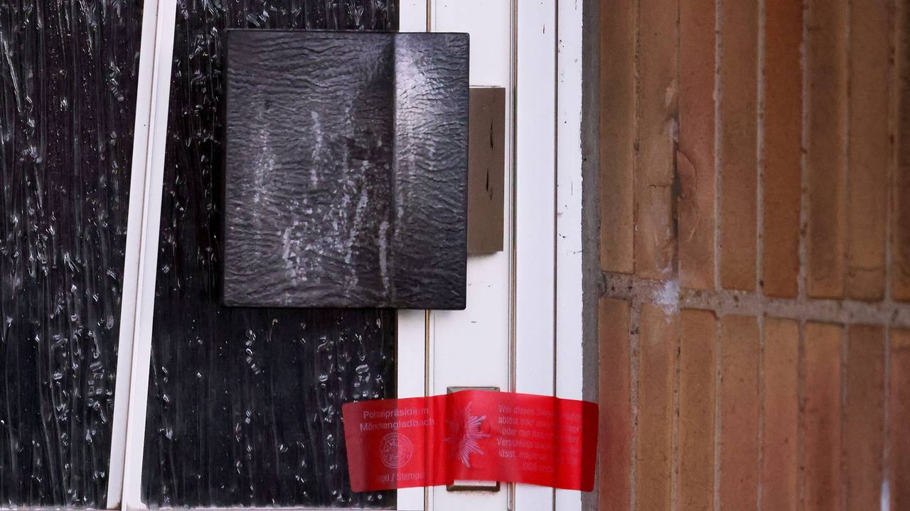 Die Haustür von einem Wohnhaus im Stadtteil St. Tönis ist polizeilich versiegelt. +