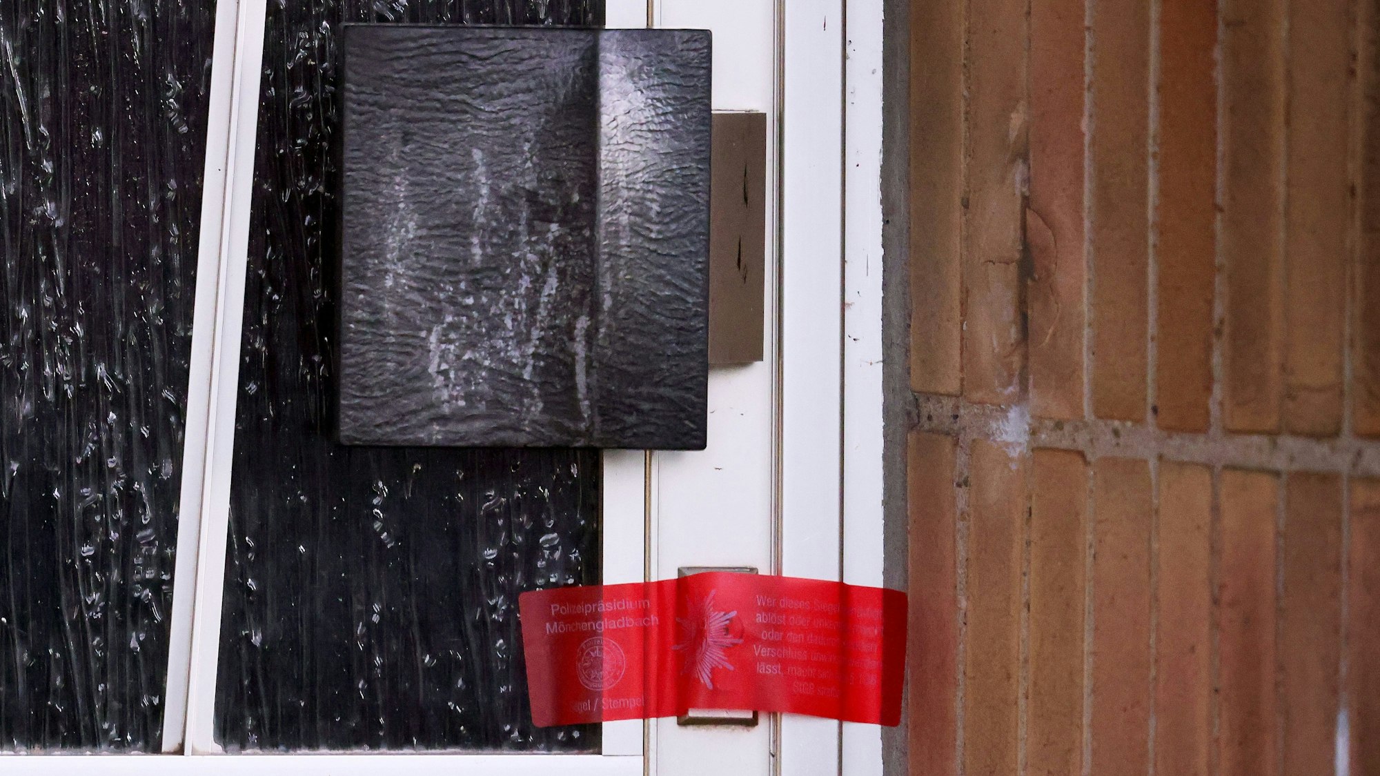 Die Haustür von einem Wohnhaus im Stadtteil St. Tönis ist polizeilich versiegelt. +