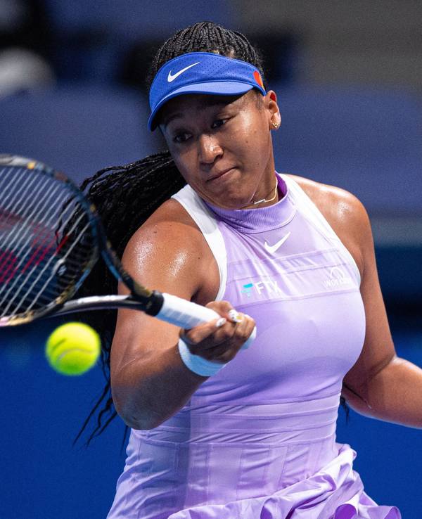 Naomi Osaka führt einen Schlag aus.