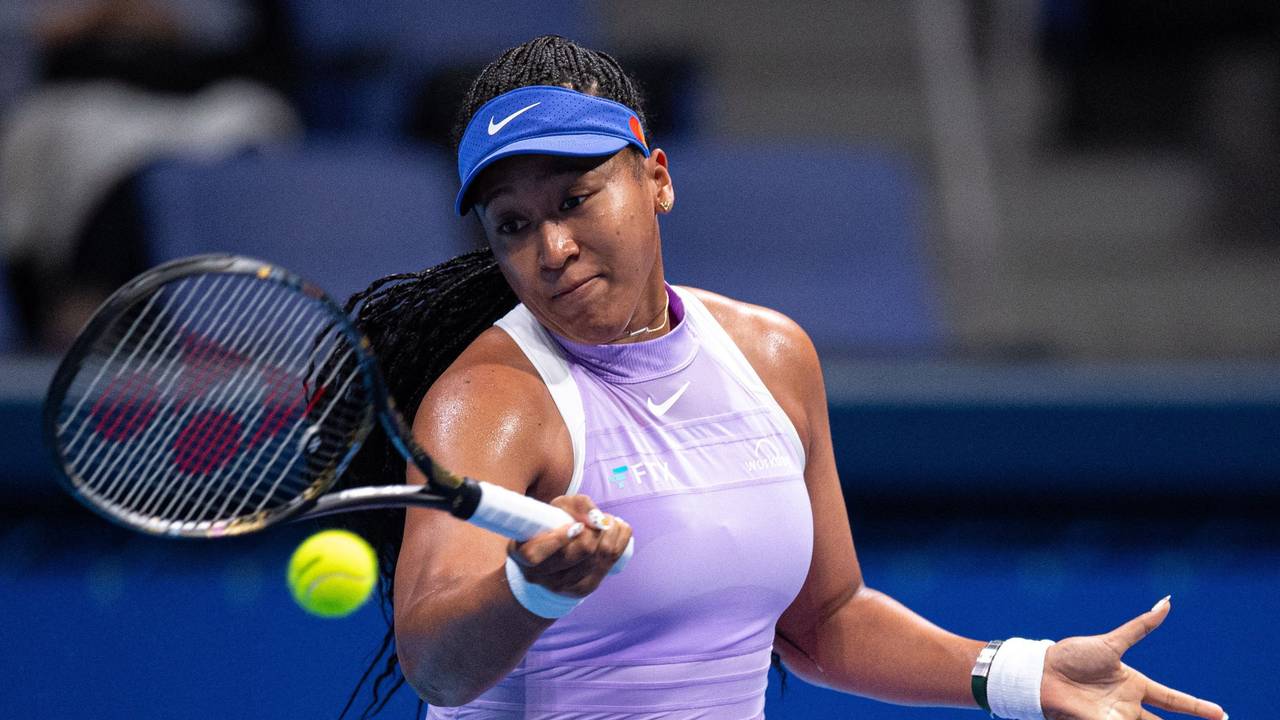 Naomi Osaka führt einen Schlag aus.