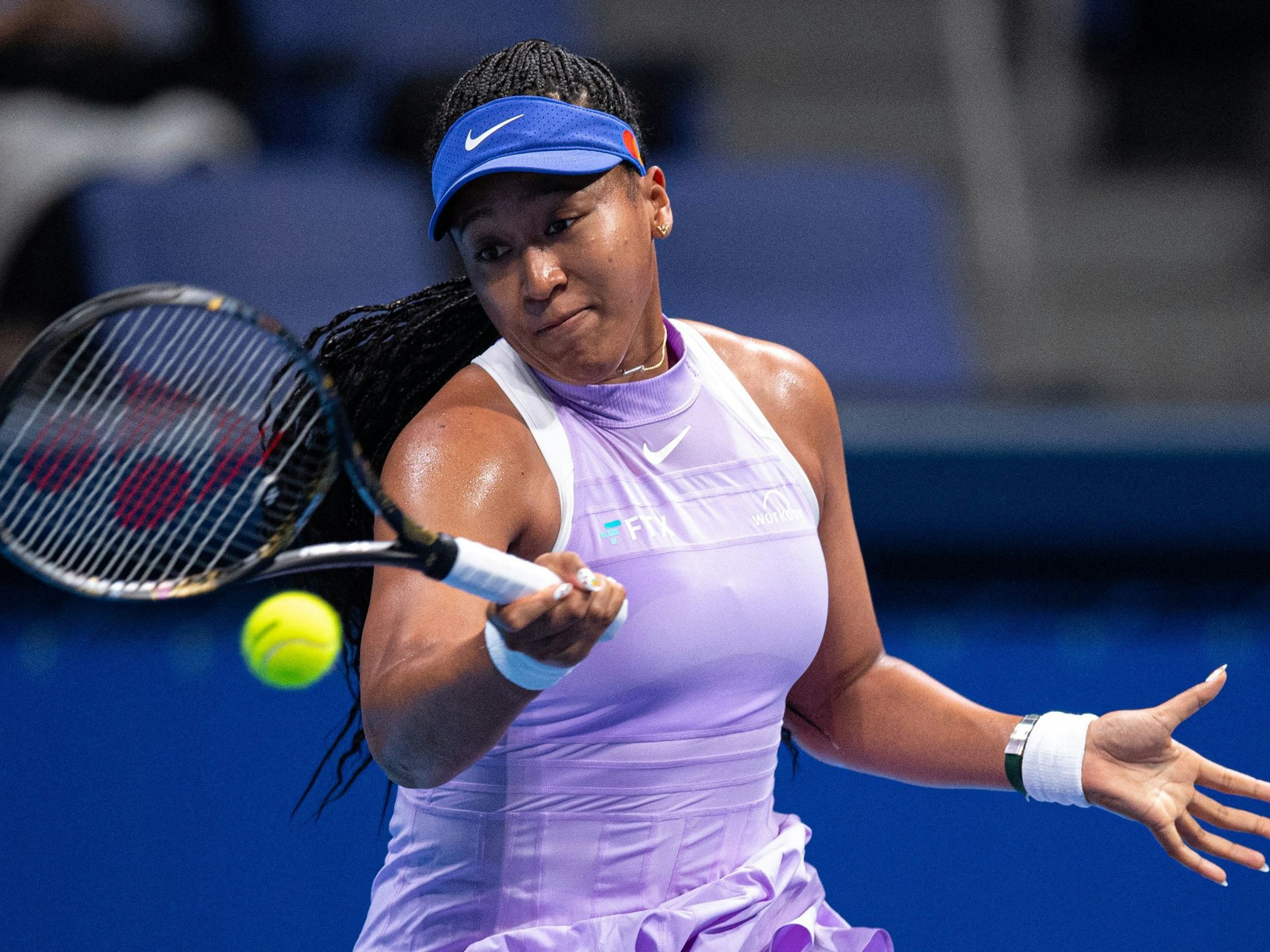 Naomi Osaka führt einen Schlag aus.