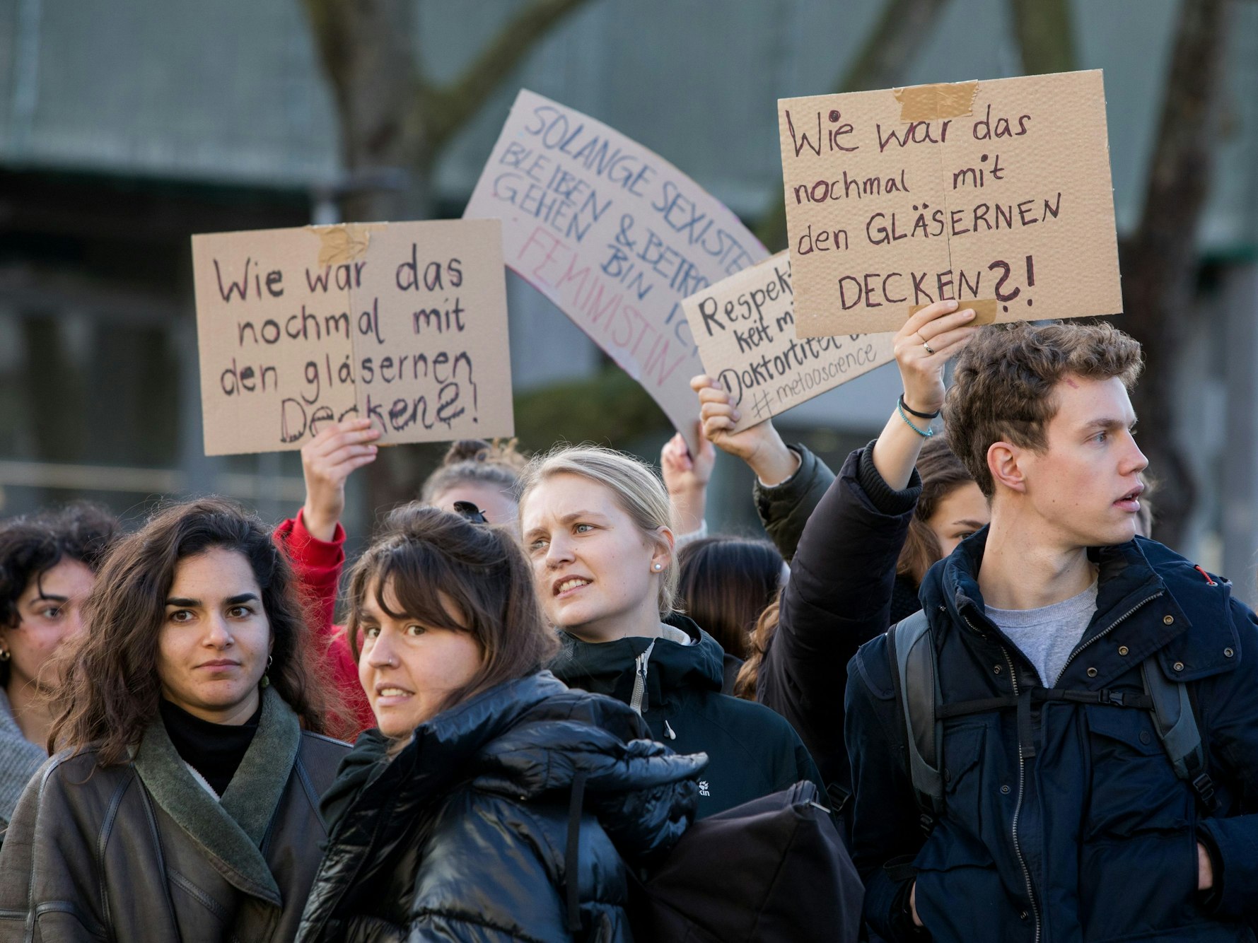 Protestaktion an der Uni Köln, die zu Null-Toleranz gegen sexualisierte Gewalt aufruft.