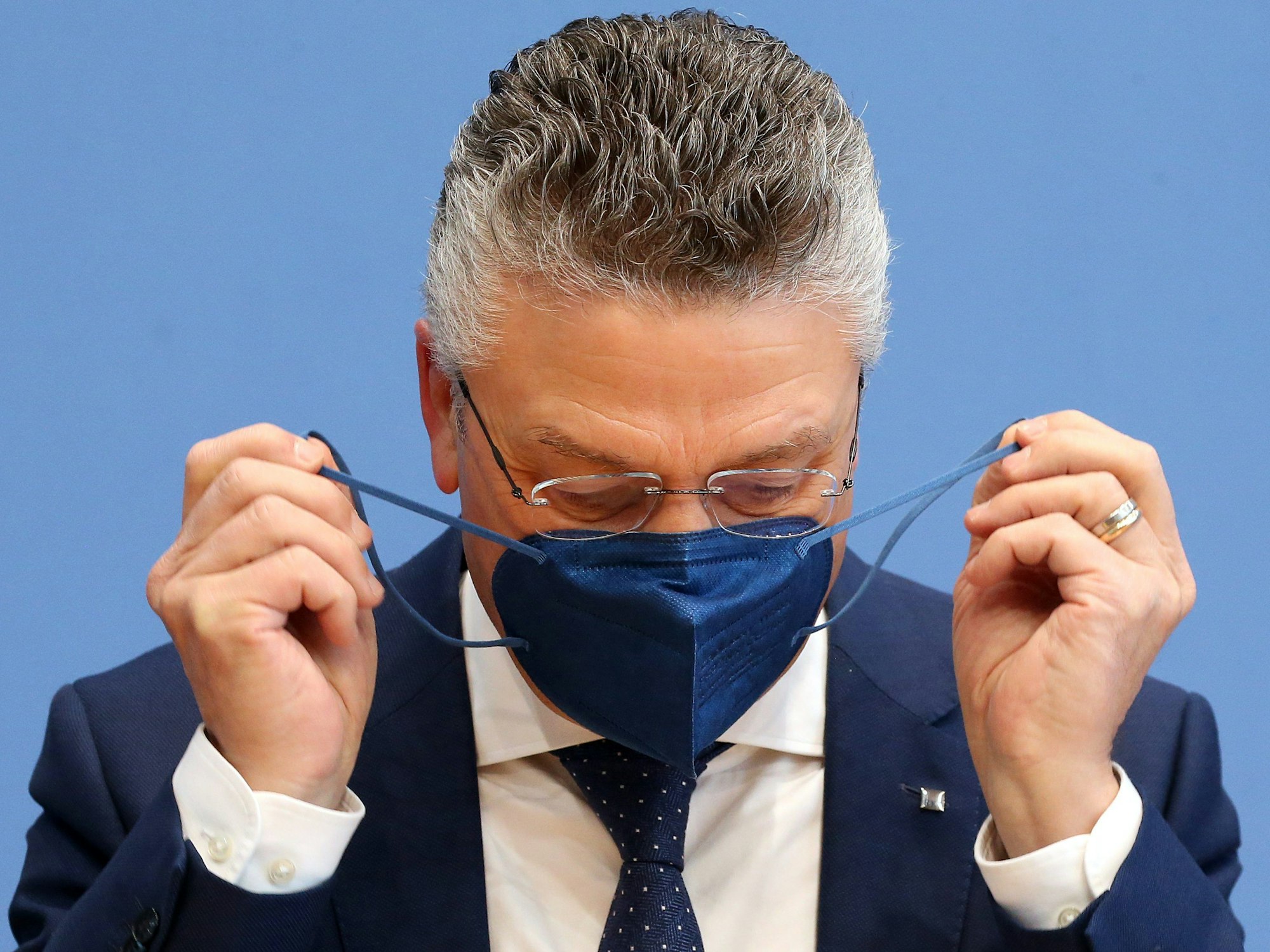 In einer Pressekonferenz Ende Januar 2022 des Robert Koch-Instituts nimmt Lothar Wieler, Präsident des Robert Koch-Instituts, im Haus der Bundespressekonferenz seine Maske ab.