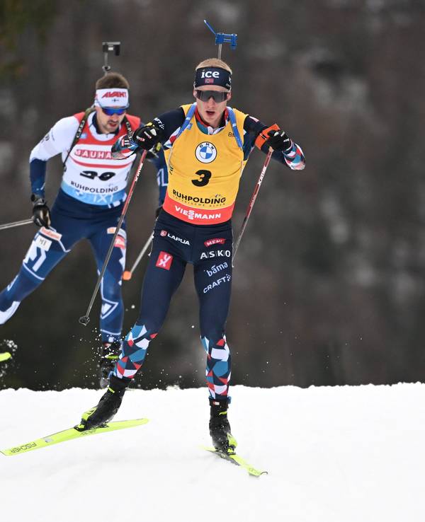 Die Biathleten Johannes Thingnes Bö aus Norwegen (r) und Olli Hiidensalo aus Finnland (l) in Aktion in der Loipe.