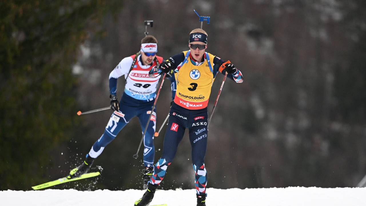 Die Biathleten Johannes Thingnes Bö aus Norwegen (r) und Olli Hiidensalo aus Finnland (l) in Aktion in der Loipe.