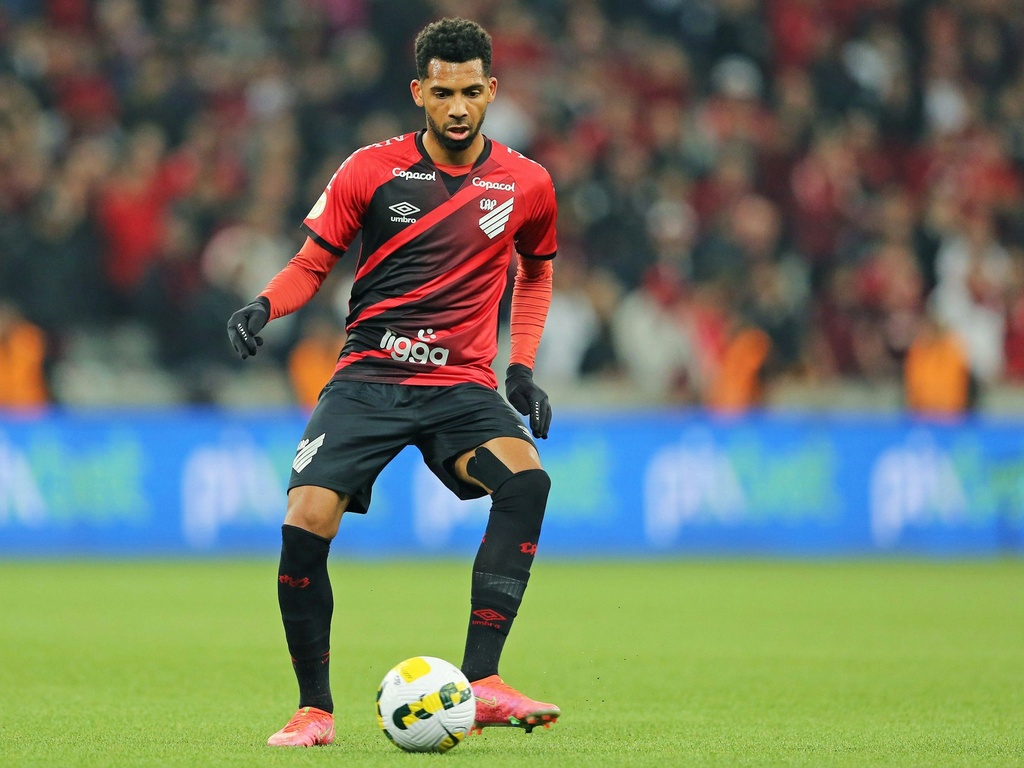 Matheus Fernandes am Ball.