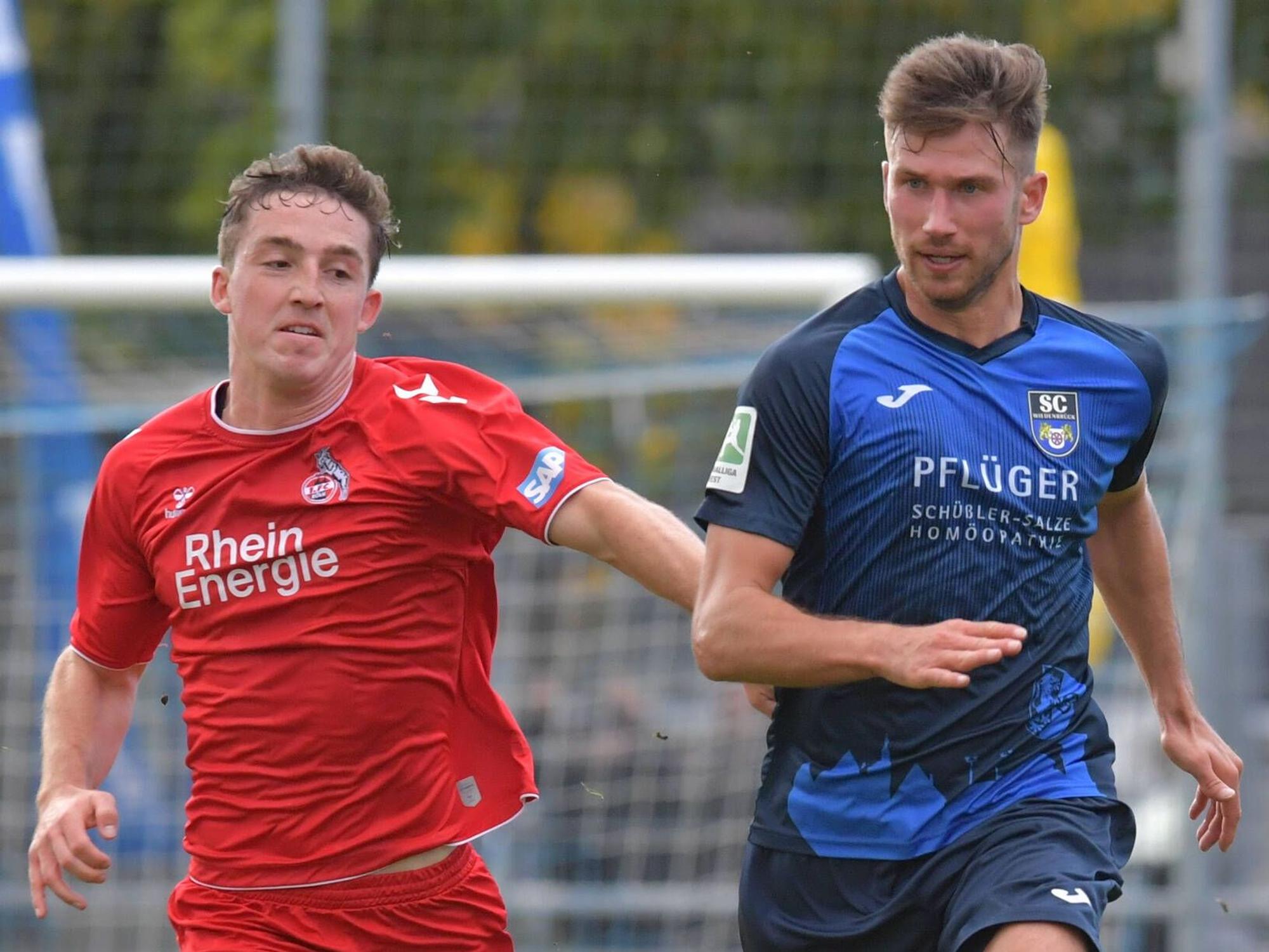 Kölns Gabriel Segal kämpft mit Wiedenbrücks David Hüsing um den Ball.