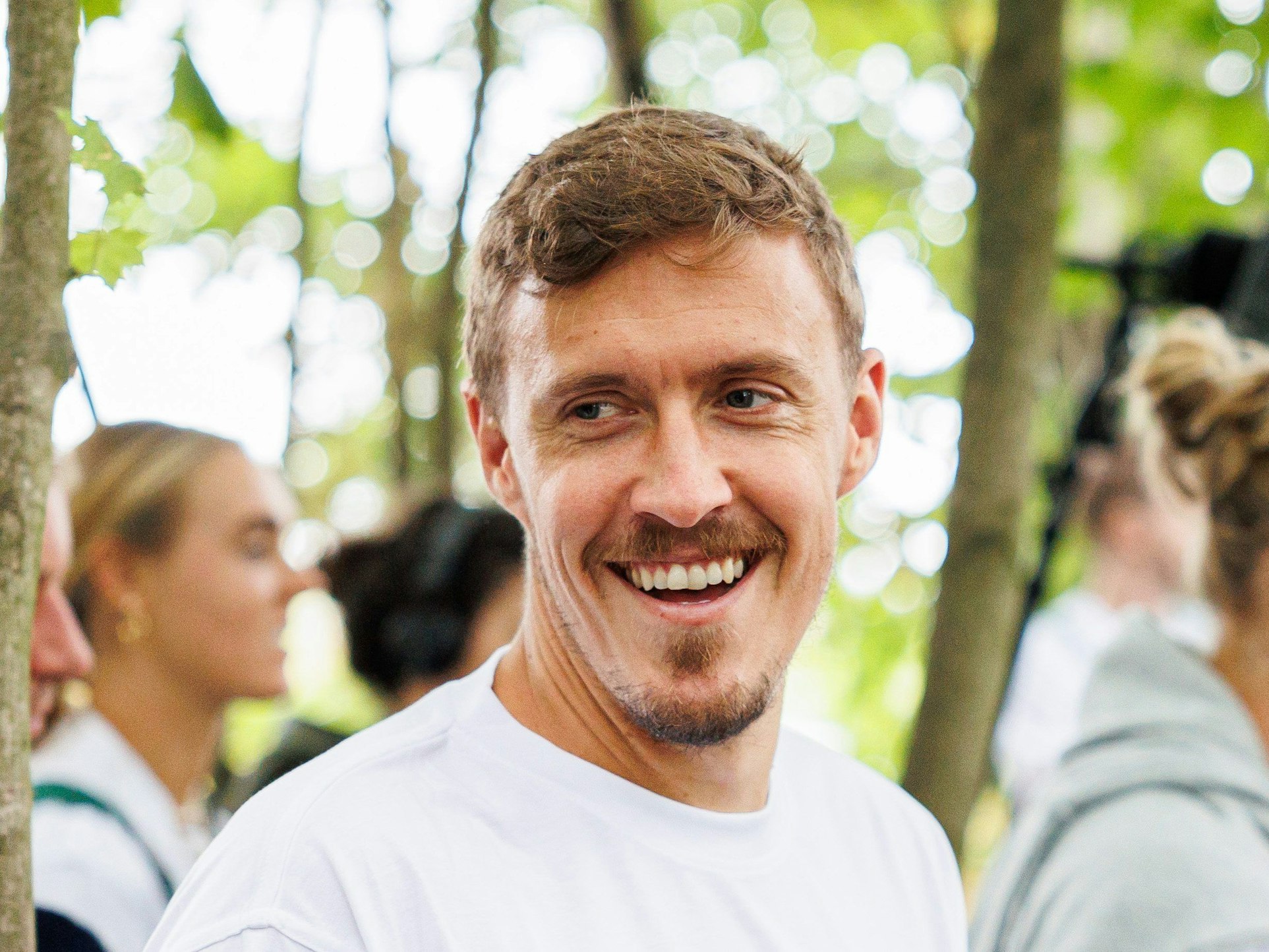 Max Kruse lächelt in die Kamera.