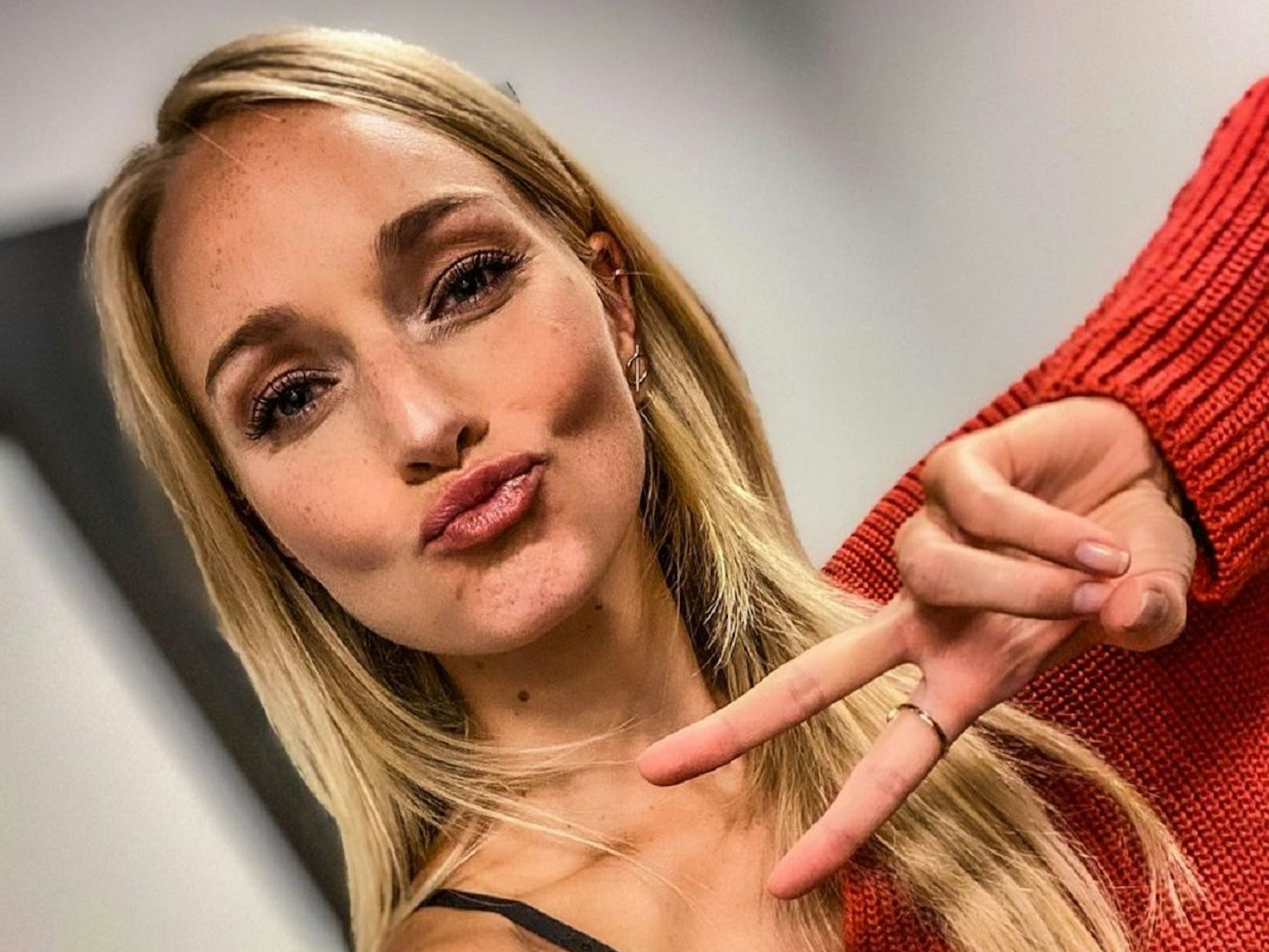 Katharina Kleinfeldt posiert für ein Selfie.