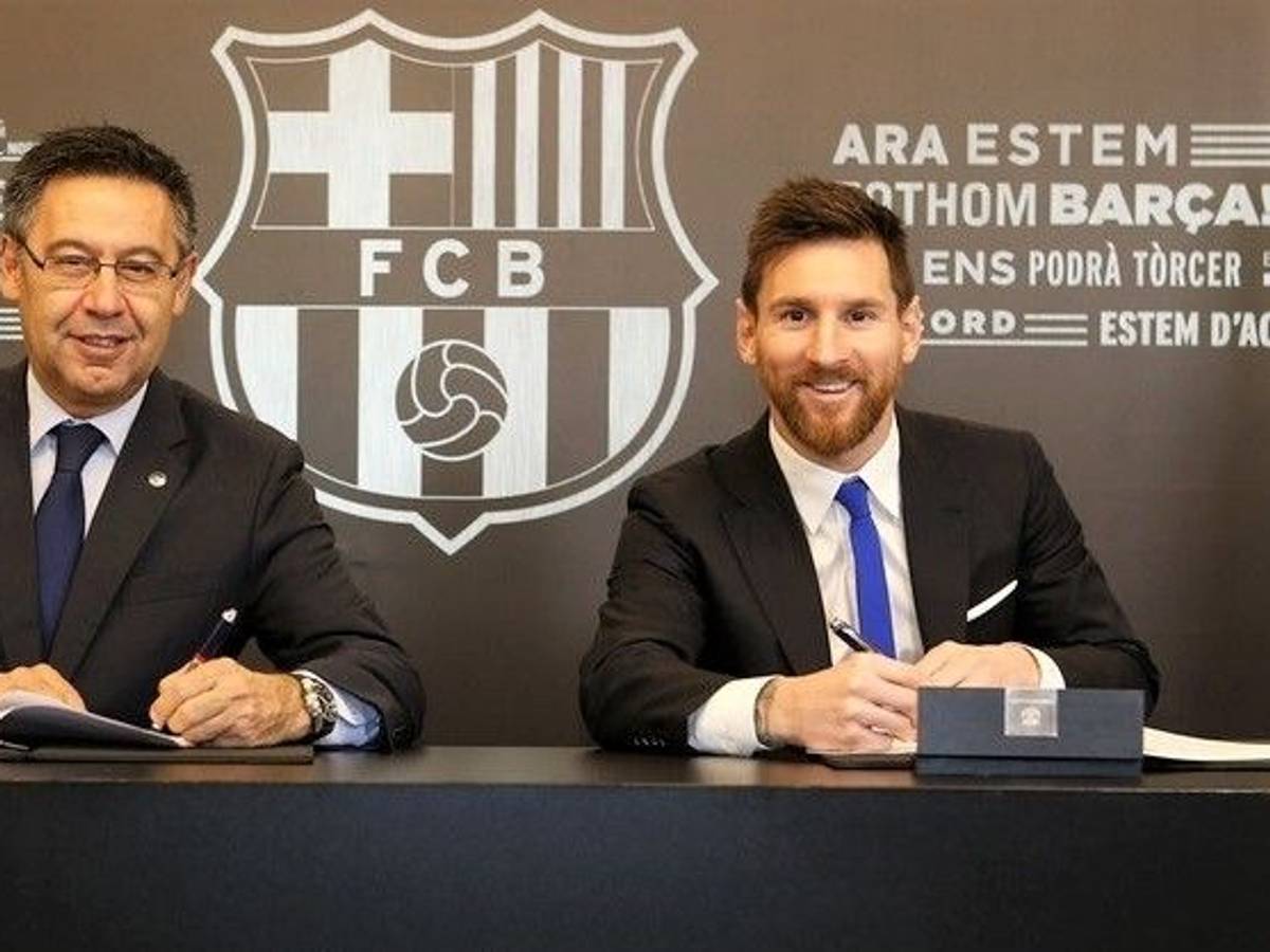 Lionel Messi (r) und der Präsident des FC Barcelona, Josep Maria Bartomeu, unterschreiben am 25. November 2017 in Barcelona (Spanien) die Vertragsverlängerung von Messi.