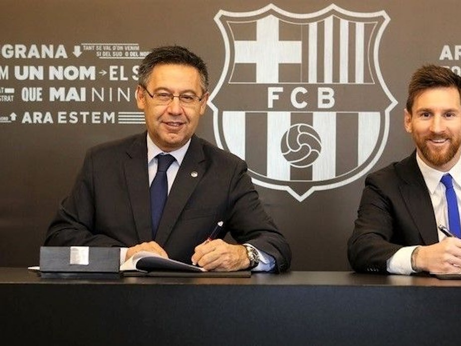 Lionel Messi (r) und der Präsident des FC Barcelona, Josep Maria Bartomeu, unterschreiben am 25. November 2017 in Barcelona (Spanien) die Vertragsverlängerung von Messi.