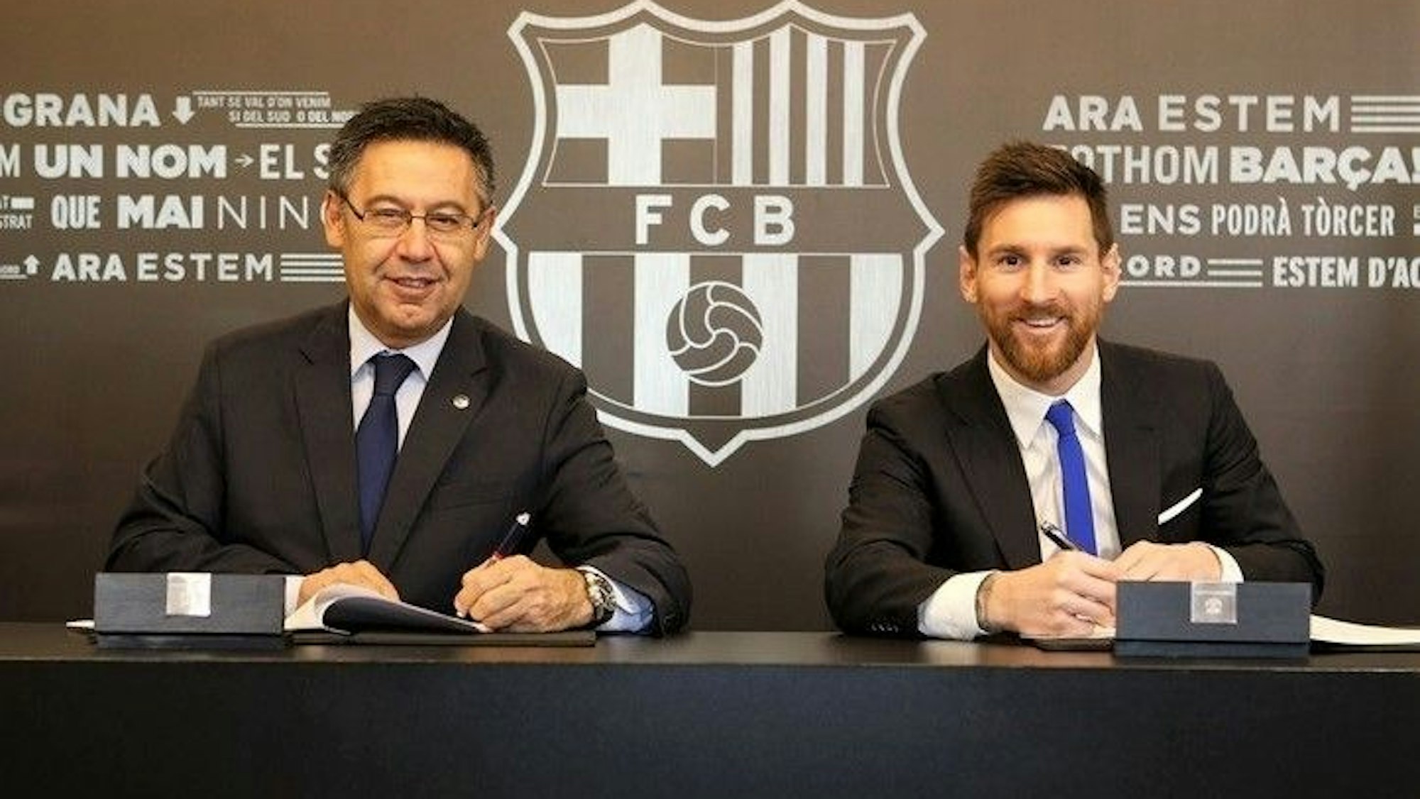 Lionel Messi (r) und der Präsident des FC Barcelona, Josep Maria Bartomeu, unterschreiben am 25. November 2017 in Barcelona (Spanien) die Vertragsverlängerung von Messi.