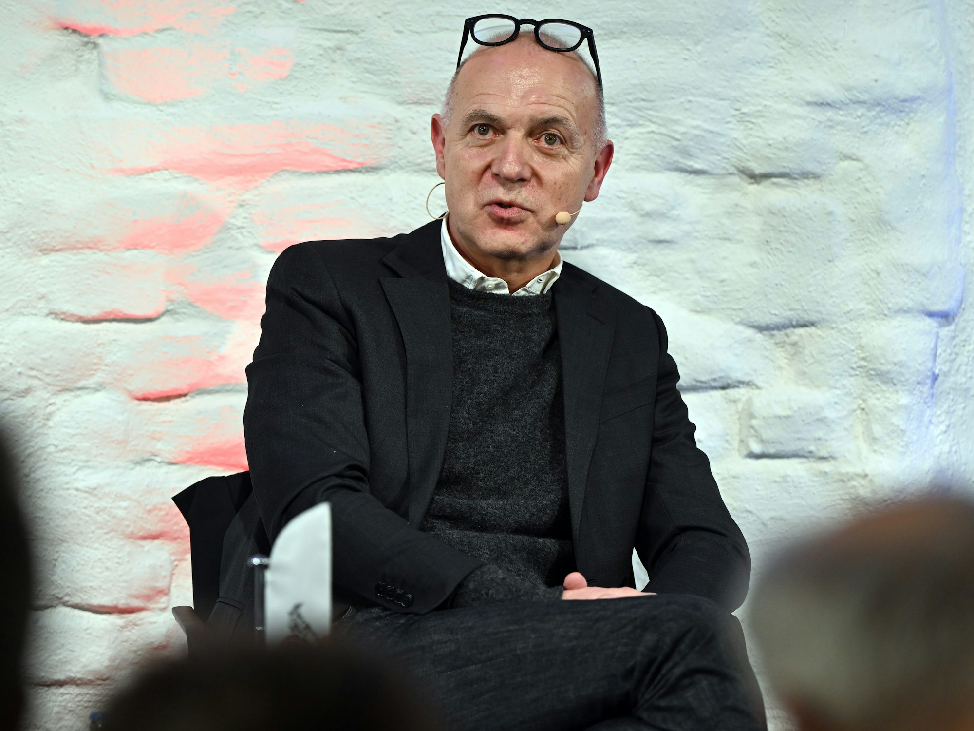 Bernd Neuendorf, Präsident des Deutschen Fußball-Bundes, spricht während eine Podiumsdiskussion des 1. FC Köln.