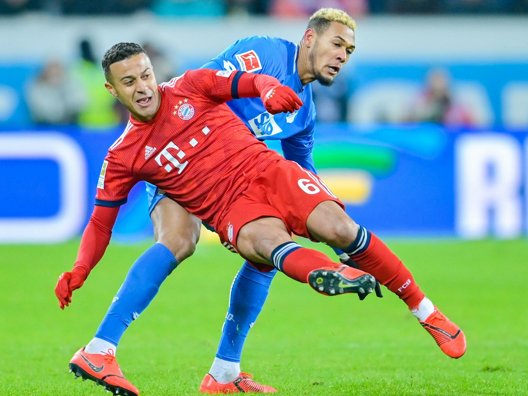 Münchens Thiago (vorne) und Hoffenheims Joelinton Cassio Apolinario de Lira kämpfen um den Ball.