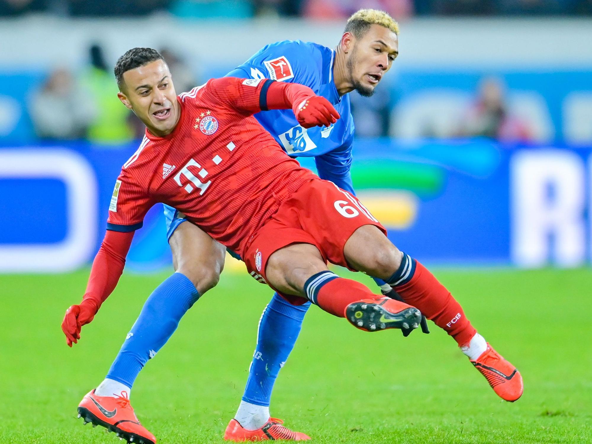 Münchens Thiago (vorne) und Hoffenheims Joelinton Cassio Apolinario de Lira kämpfen um den Ball.