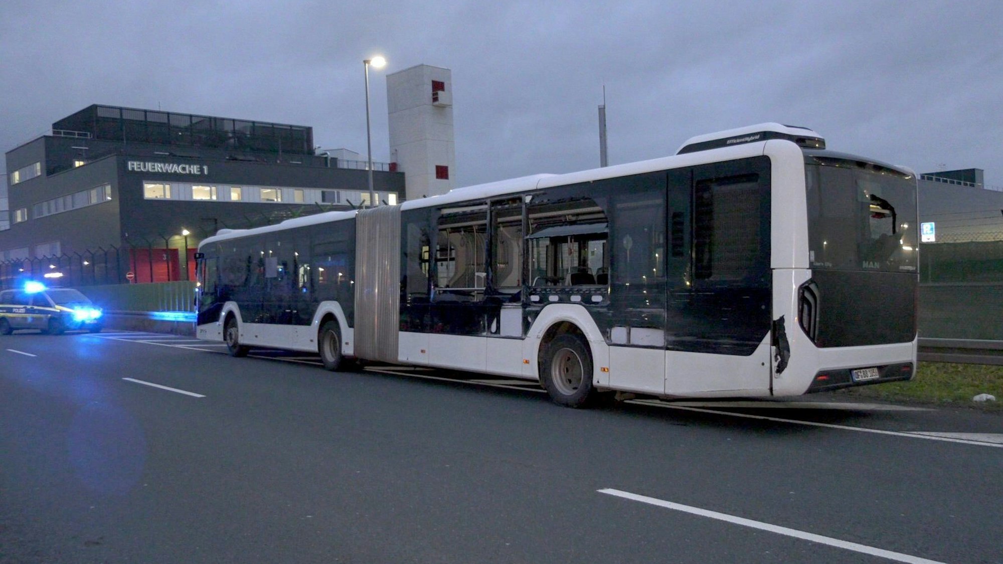 Ein beschädigter Linienbus steht nach dem Zusammenstoß mit einem Lastwagen auf einer Straße am Frankfurter Flughafen.