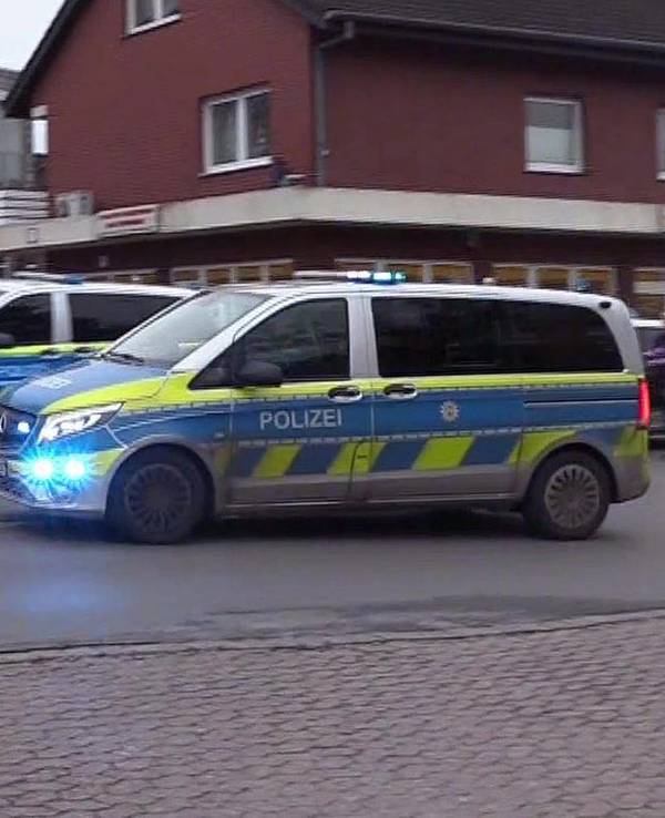 Während des Einsatzes stehen Einsatzfahrzeuge vor der Schule in Ibbenbüren. Dort soll ein 17-Jähriger eine Lehrerin getötet haben.