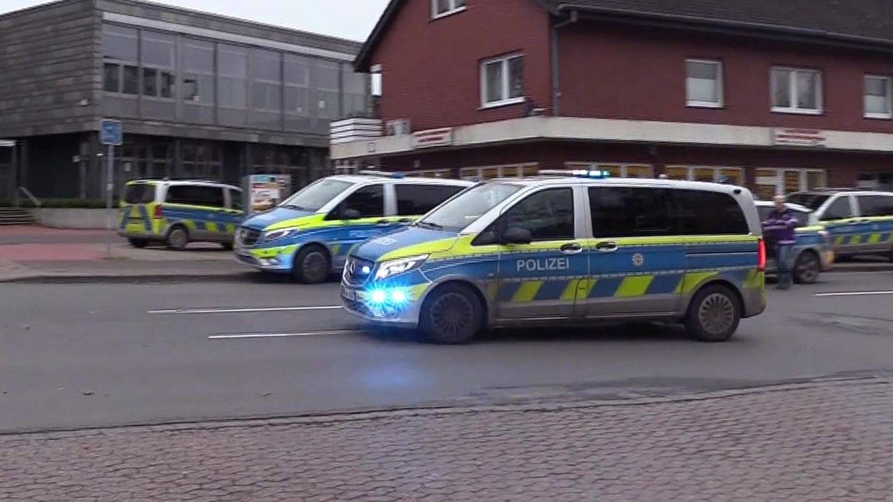 Während des Einsatzes stehen Einsatzfahrzeuge vor der Schule in Ibbenbüren. Dort soll ein 17-Jähriger eine Lehrerin getötet haben.