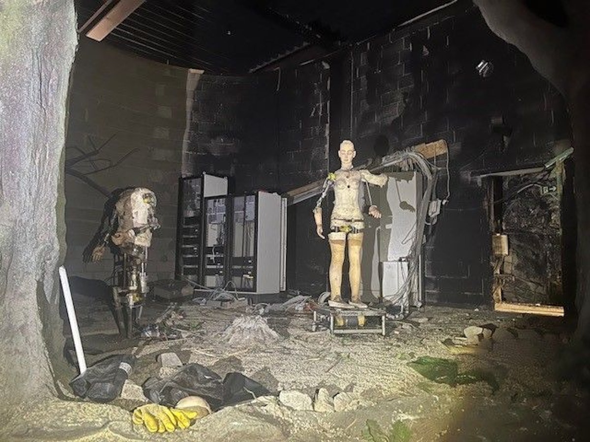 Fotos aus dem Innenraum der alten Hollywood Tour im Phantasialand. Der Abriss hat begonnen, die Figuren haben zum Beispiel keine Haut mehr.