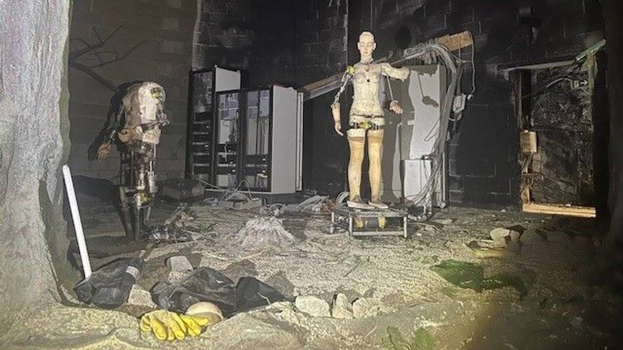 Fotos aus dem Innenraum der alten Hollywood Tour im Phantasialand. Der Abriss hat begonnen, die Figuren haben zum Beispiel keine Haut mehr.