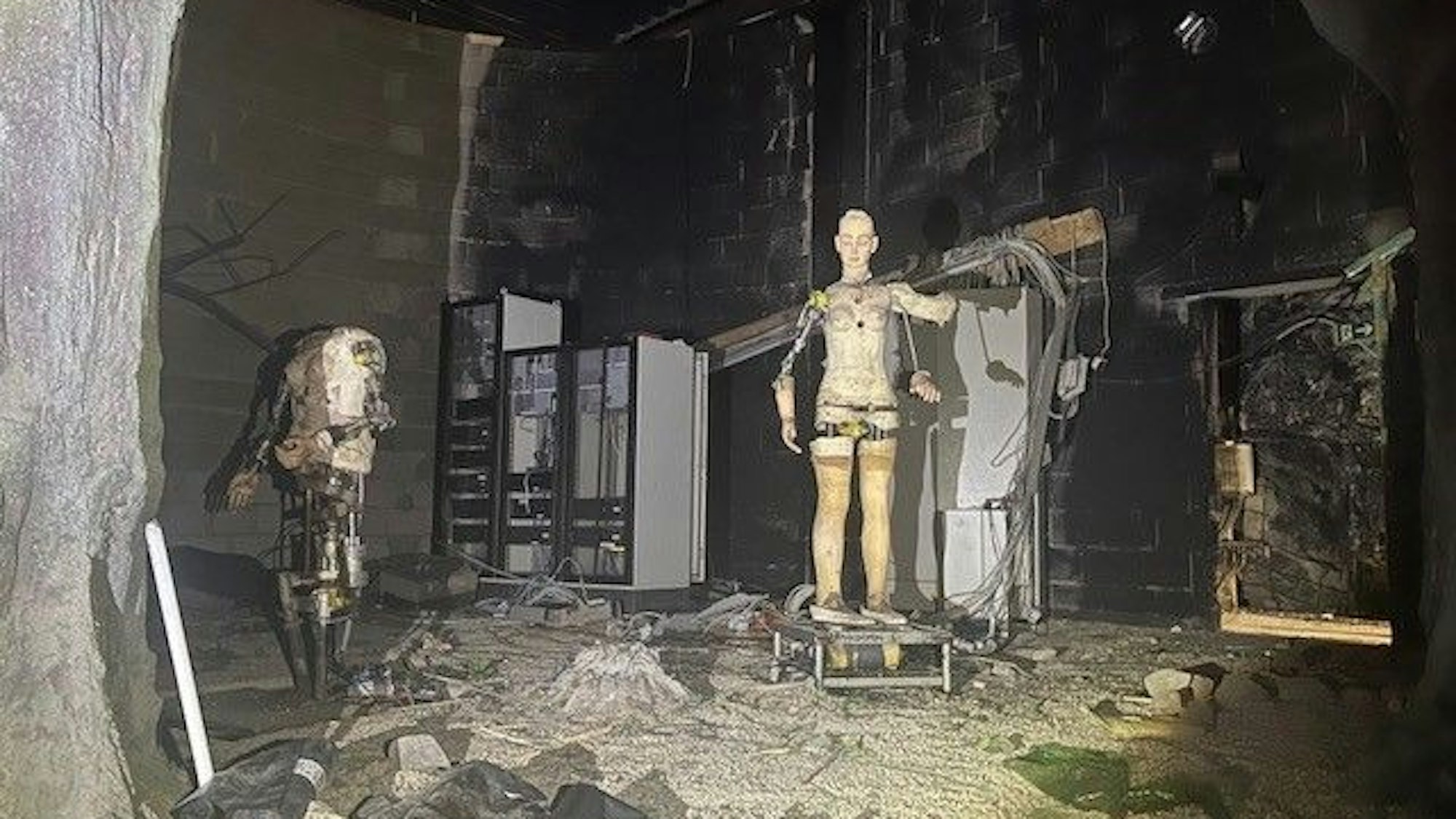 Fotos aus dem Innenraum der alten Hollywood Tour im Phantasialand. Der Abriss hat begonnen, die Figuren haben zum Beispiel keine Haut mehr.