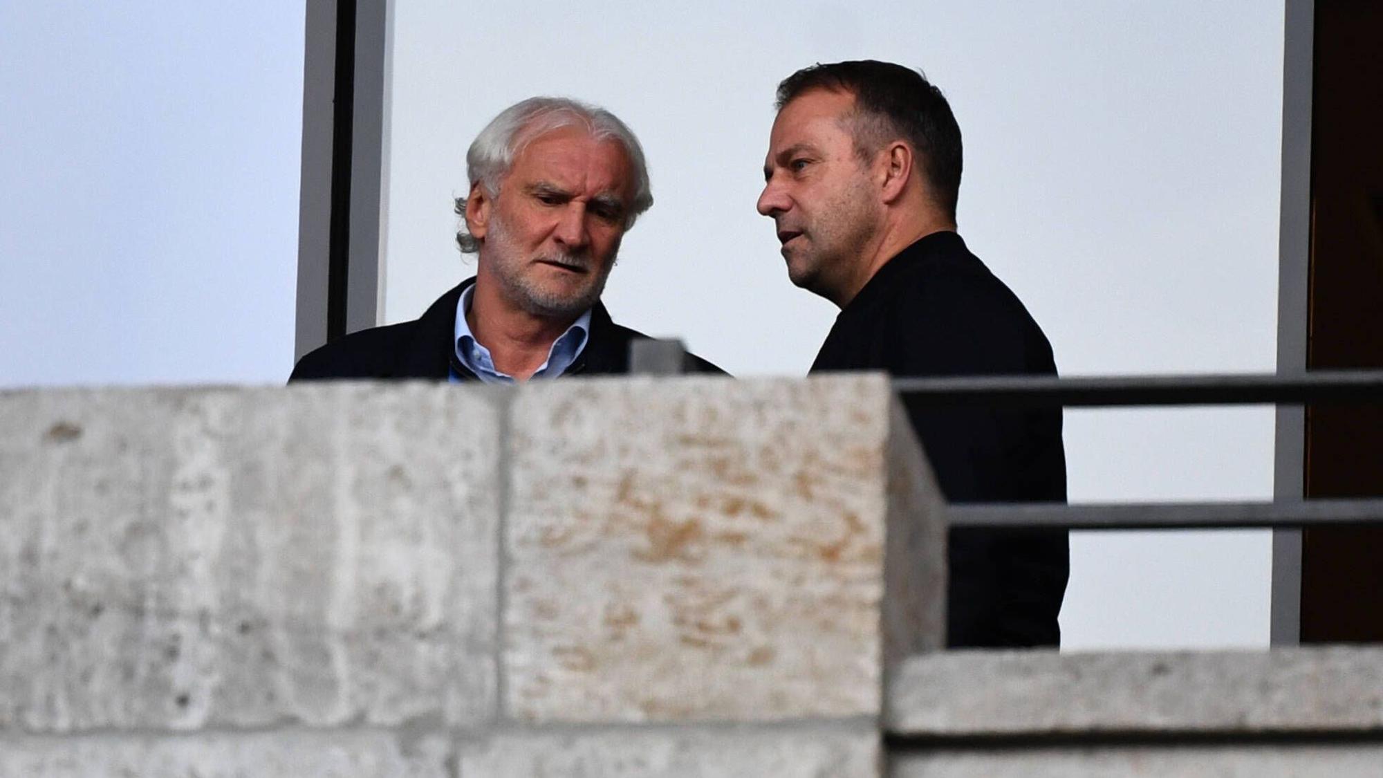 Geschäftsführer Rudi Völler von Bayer 04 Leverkusen spricht mit Bundestrainer Hansi Flick.