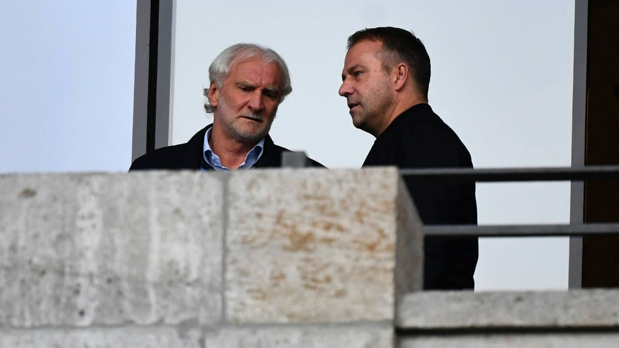 Geschäftsführer Rudi Völler von Bayer 04 Leverkusen spricht mit Bundestrainer Hansi Flick.