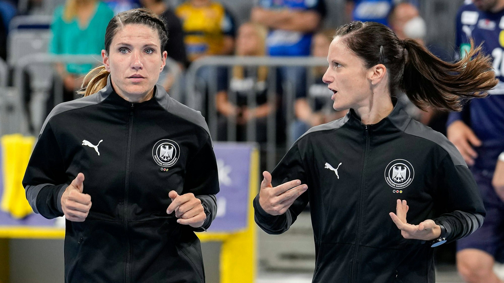 Die Schiedsrichterinnen Tanja Kuttler und Maike Merz beim Aufwärmen.