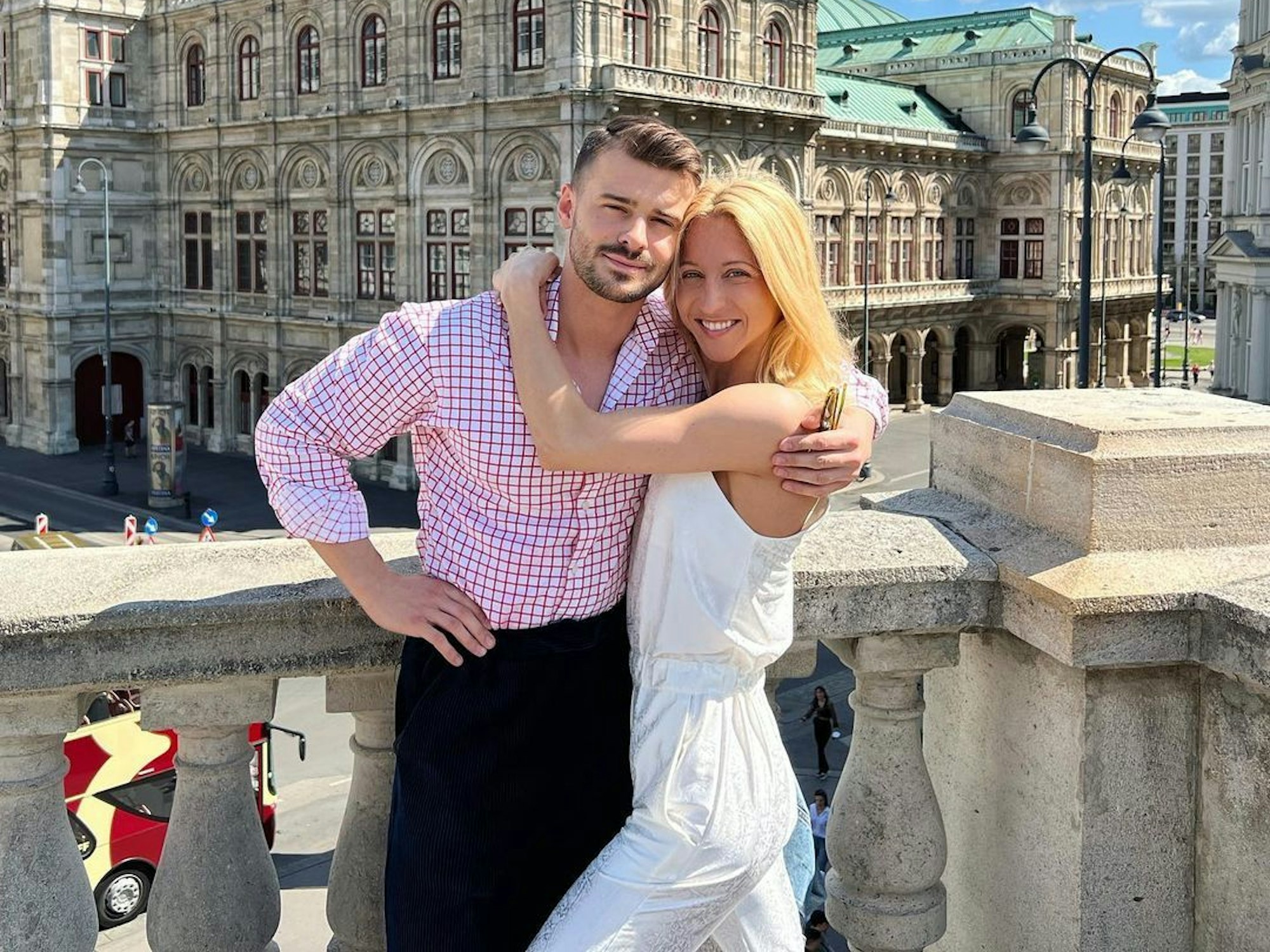 Kathrin Menzinger und Maximilian Kumptner umarmen sich glücklich vor der Kamera.