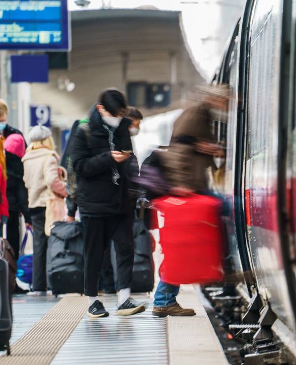 Reisende steigen in einen ICE im Hauptbahnhof ein.