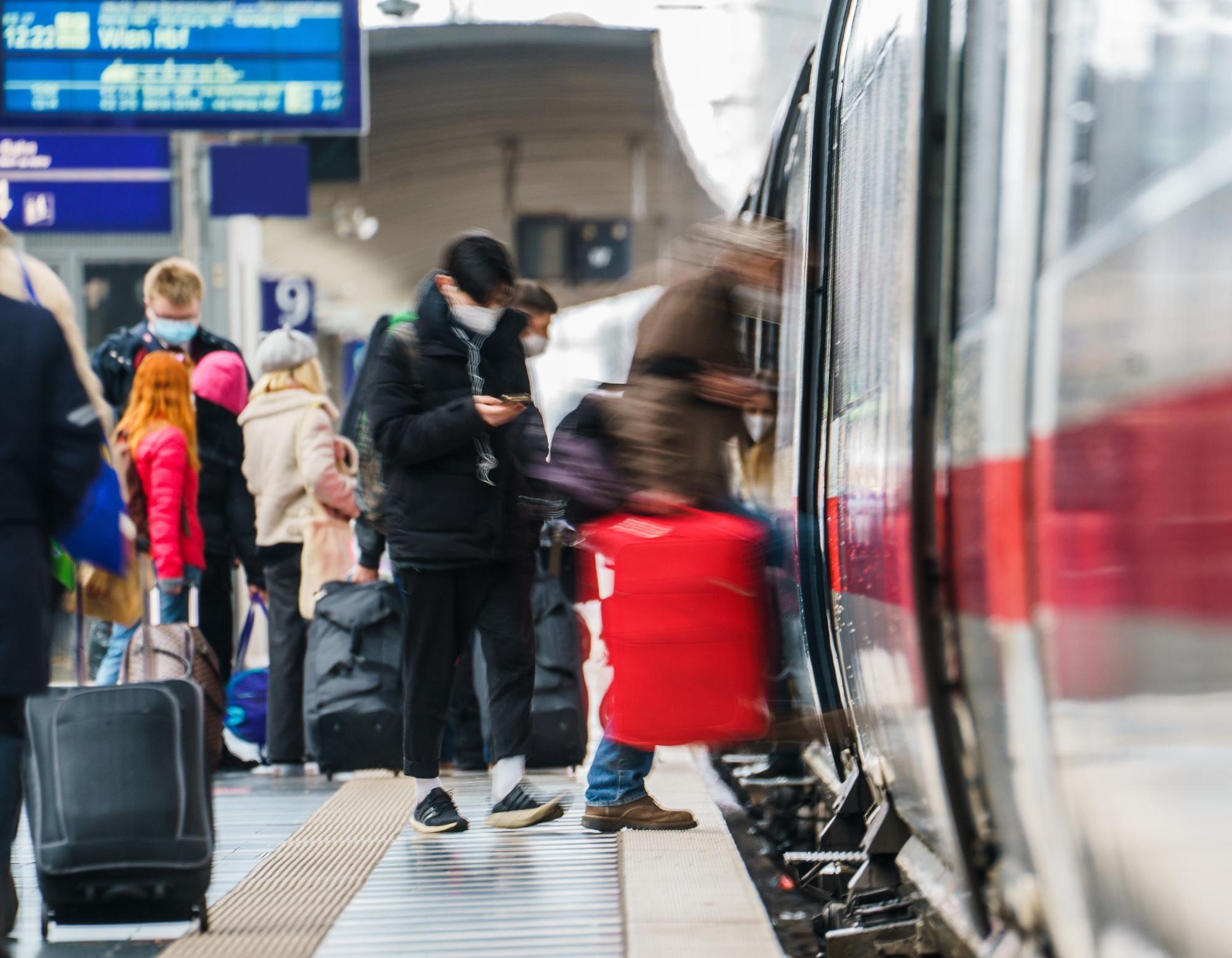 Das Reisen mit Zügen der Deutsche Bahn soll durch ein neues System deutlich einfacherer und komfortabler werden. Unser Foto zeigt Reisende an einem Bahnsteig.