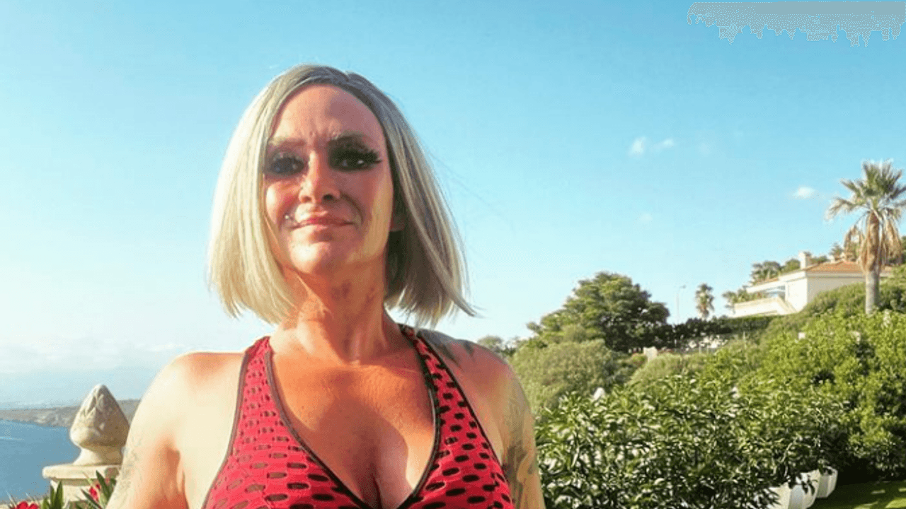 Caro Robens lächelt in die Kamera.