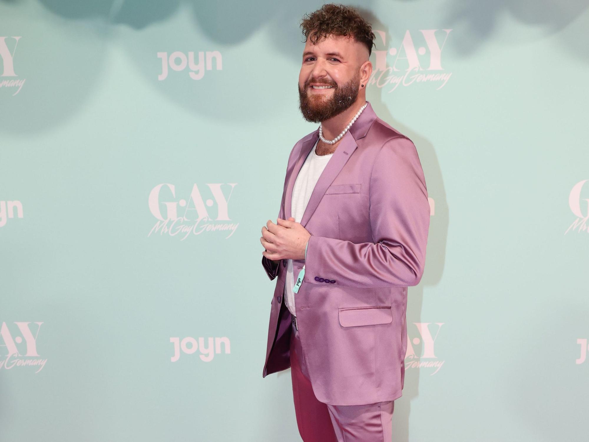 Mr-Gay-Germany-Kandidat Giu lächelt in die Kamera.