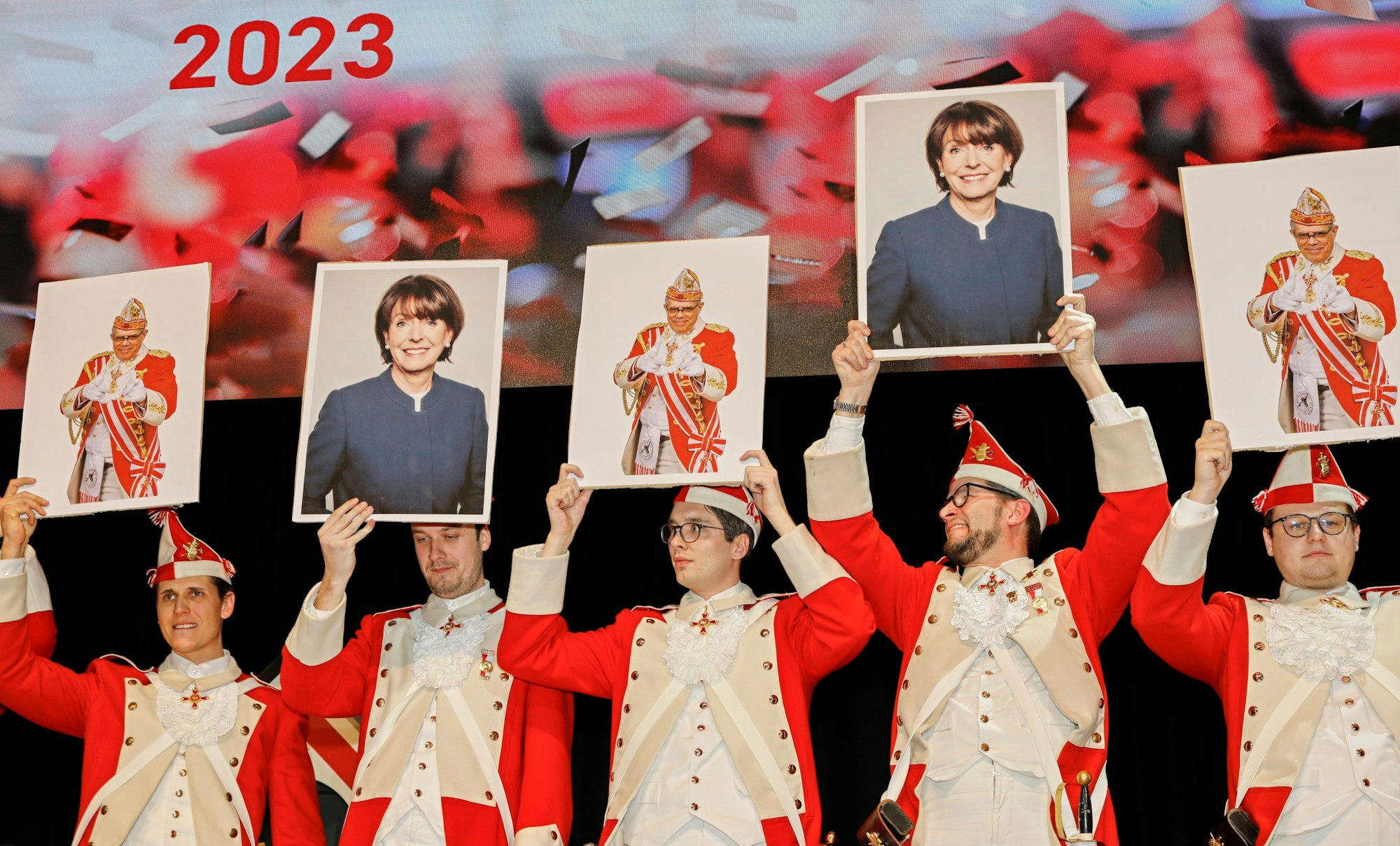 Rote Funken halten Plakate von Henriette Reker und Heinz-Günther Hunold hoch.