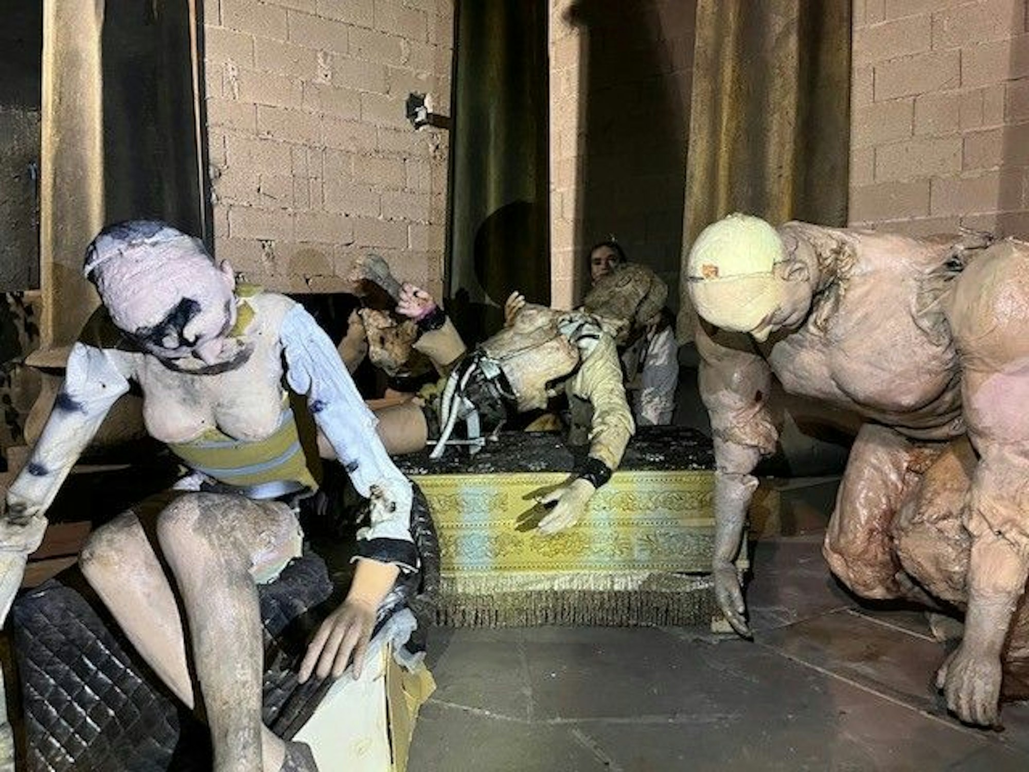 Fotos aus dem Innenraum der alten Hollywood Tour im Phantasialand. Der Abriss hat begonnen, die Figuren haben zum Beispiel keine Haut mehr.